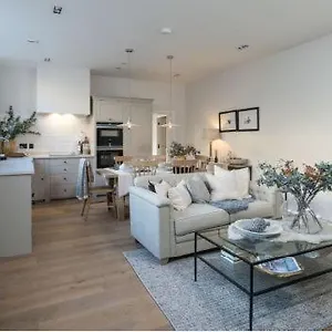 Apartment One Navy, Bath