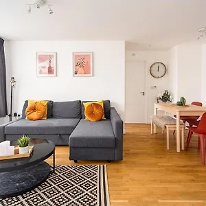 Apartment Contemporary Centre With Parking Bath
